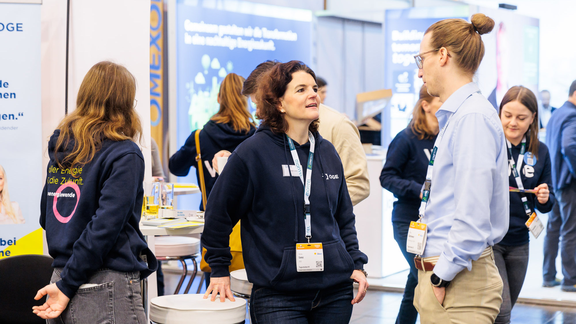 Das Bild zeigt Teilnehmende auf der Messe E-world energy & water 2024.